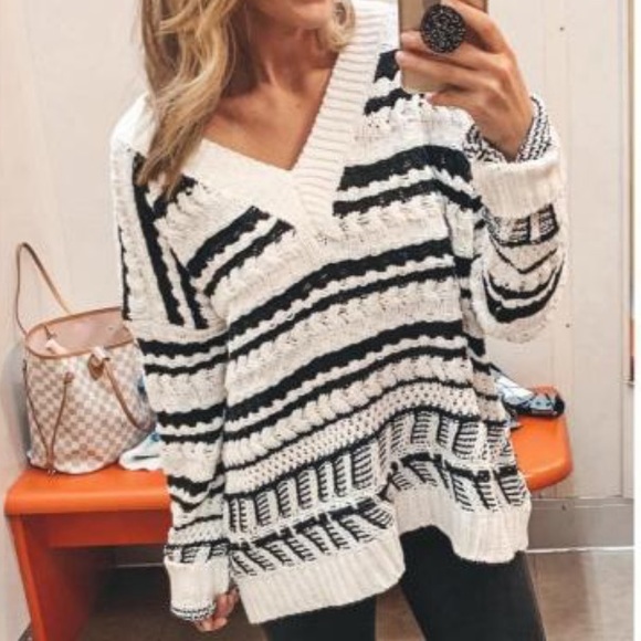 Universal Thread Sweaters - Universal Thread V-Neck Cable Chenille Pullover